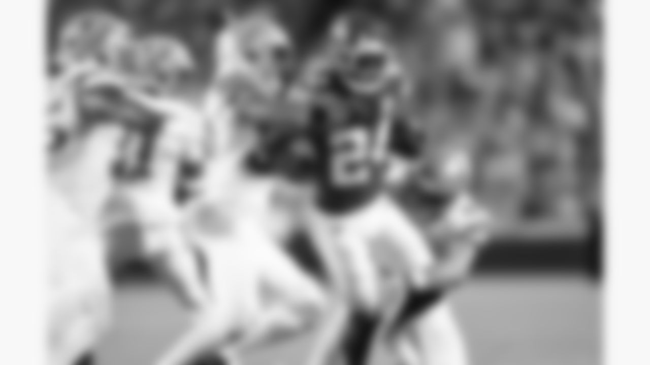 Kansas City Chiefs running back Brashard Smith (24) runs the ball during the week 6 NFL football game against the Detroit Lions, Sunday, October 12, 2025 in Kansas City, MO.