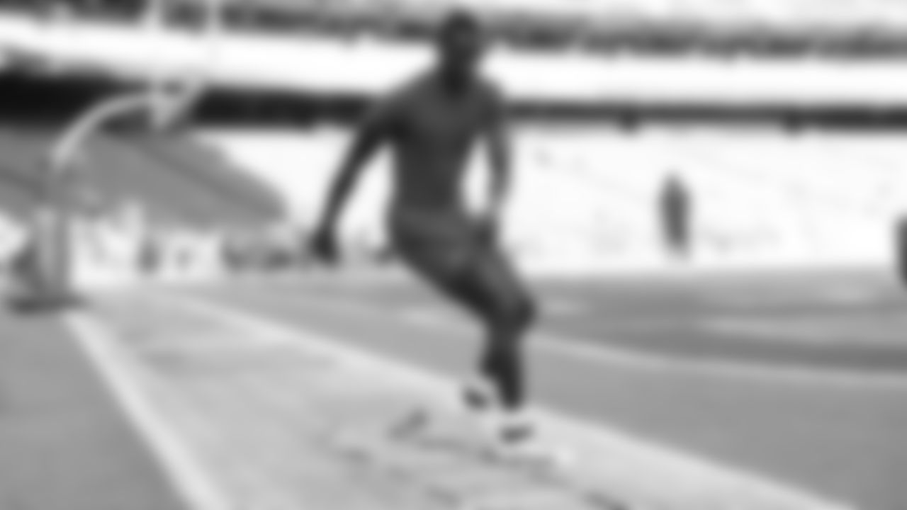Kansas City Chiefs cornerback Joshua Williams (2) warms up prior to a preseason week 3 NFL football game against the Chicago Bears, Friday, August 22, 2025 in Kansas City, MO.