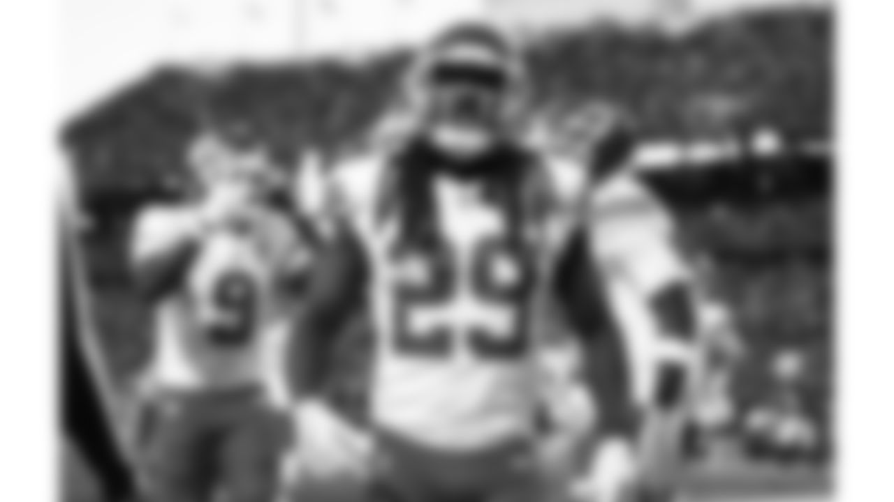 Kansas City Chiefs running back Kareem Hunt (29) celebrates after a touchdown during a week 9 NFL football game against the Buffalo Bills, Sunday, November 2, 2025 in Buffalo, NY