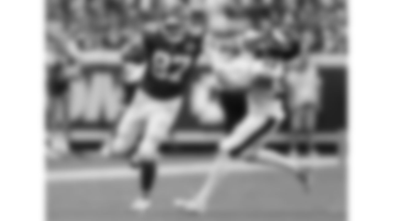 Kansas City Chiefs tight end Travis Kelce (87) stiff arms Philadelphia Eagles cornerback Cooper DeJean (33) during the week 2 NFL football game, Sunday, September 14, 2025 in Kansas City, MO.