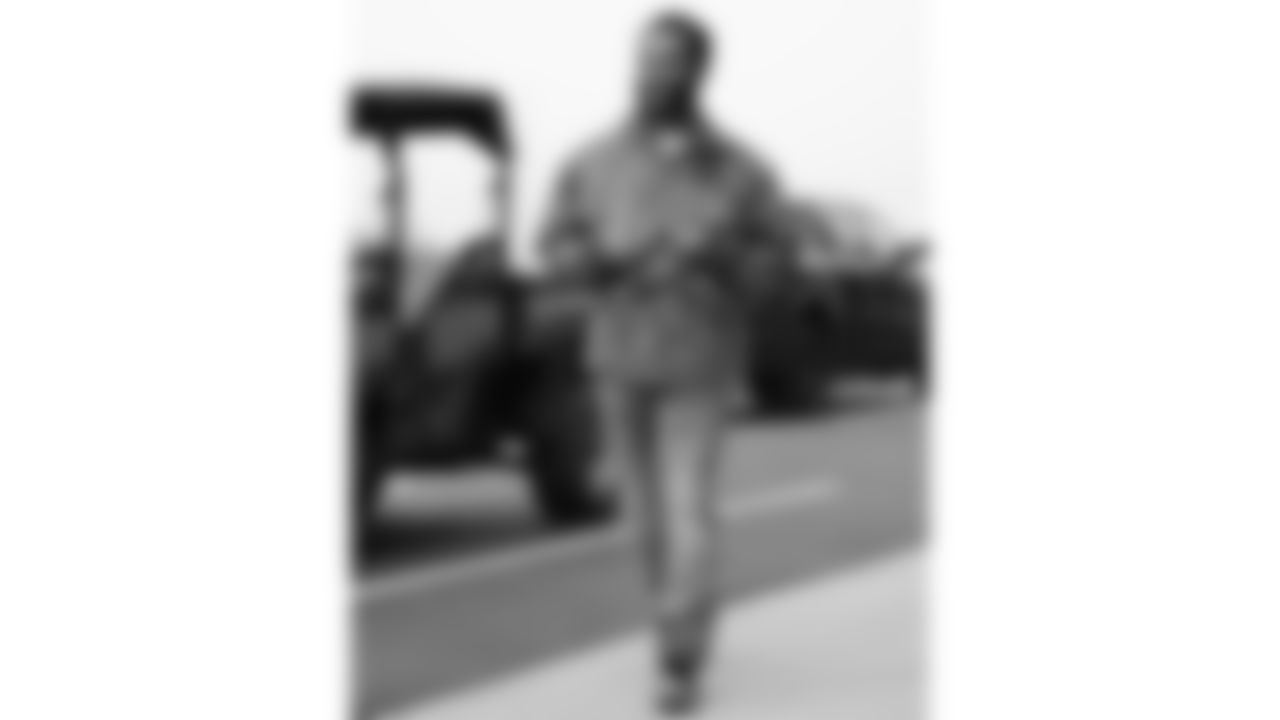 Kansas City Chiefs running back Elijah Mitchell (25) arrives prior to a week 12 NFL Football game against the Indianapolis Colts on Sunday, November 23, 2025 in Kansas City, MO