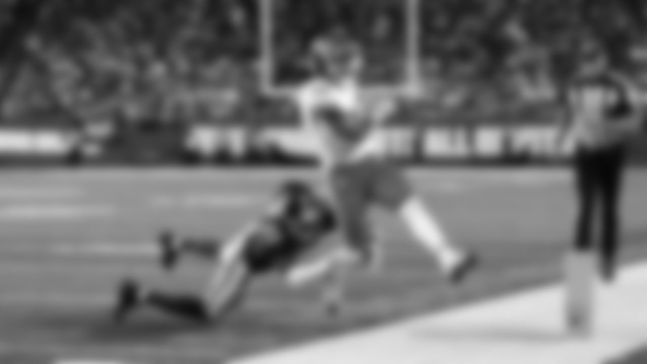 Kansas City Chiefs running back Isiah Pacheco (10) runs the ball out of bounds in front of New York Giants safety Tyler Nubin (27) during the week 3 NFL football game, Sunday, September 21, 2025 in East Rutherford, NJ.