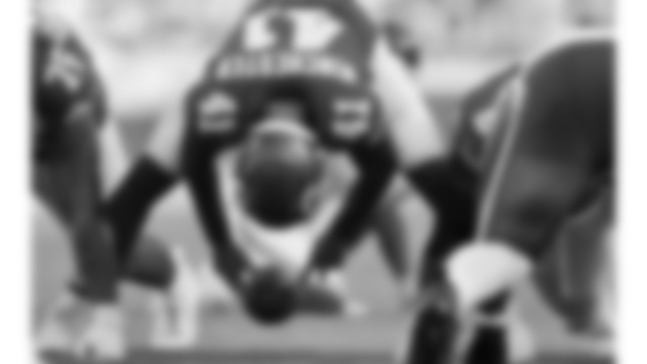 Kansas City Chiefs long snapper James Winchester (41) snaps the ball during the week 4 NFL football game against the Baltimore Ravens, Sunday, September 28, 2025 in Kansas City, MO.