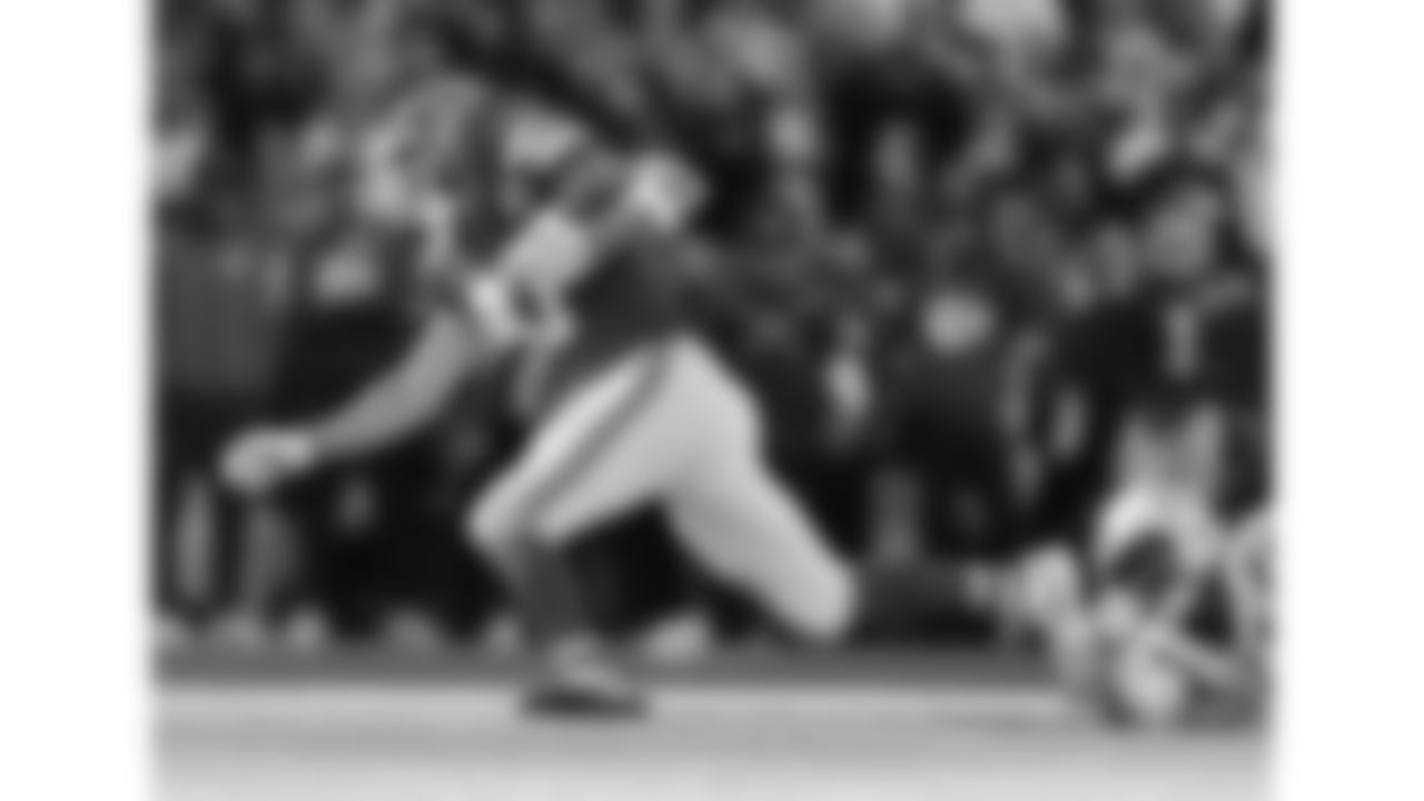 Kansas City Chiefs tight end Travis Kelce (87) runs with the ball during a week 12 NFL football game against the Indianapolis Colts, Sunday, November 23, 2025 in Kansas City, MO.