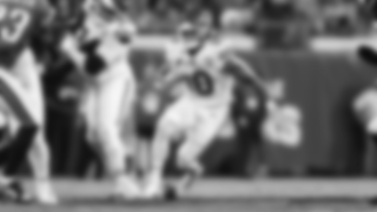 Kansas City Chiefs running back Isiah Pacheco (10) runs the ball during a week 5 NFL football game against the Jacksonville Jaguars, Monday, October 6, 2025, in Jacksonville, FL.