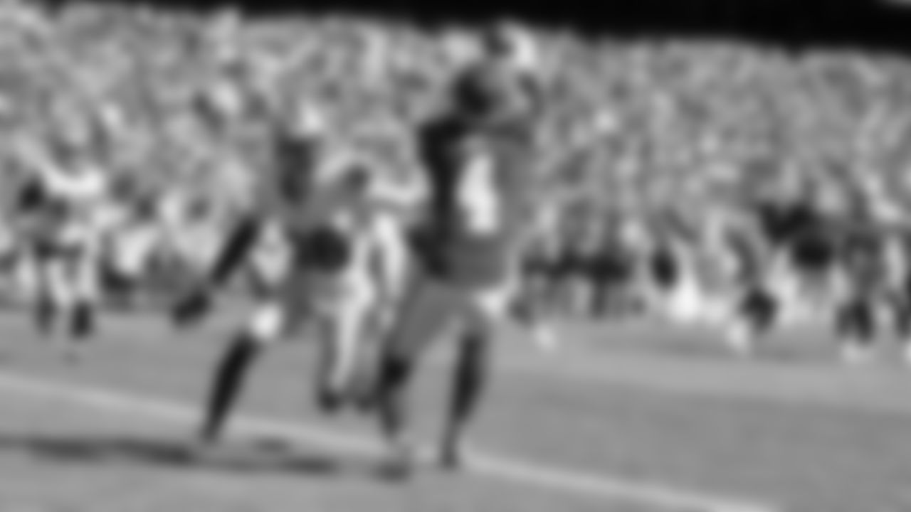Kansas City Chiefs wide receiver Rashee Rice (4) catches a touchdown pass during a week 7 NFL Football game against the Las Vegas Raiders on Sunday, October 19, 2025 in Kansas City, MO.