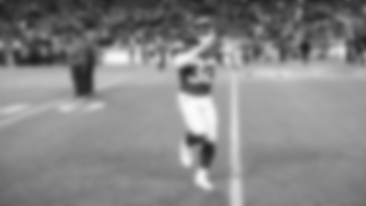 Kansas City Chiefs linebacker Nick Bolton (32) warms up prior to an NFL week 14 matchup against the Houston Texans, Sunday December 7, 2025.