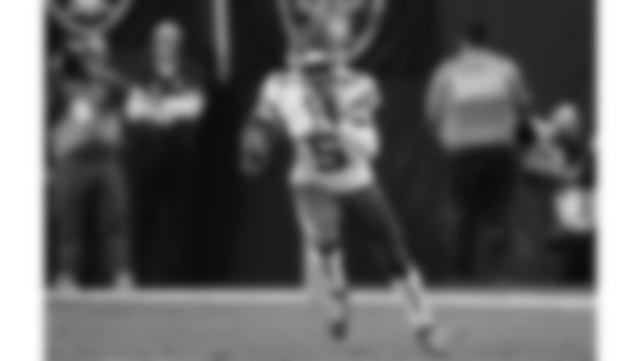 Kansas City Chiefs wide receiver Hollywood Brown (5) runs with the ball during a week 18 NFL football game against the Las Vegas Raiders, Sunday, January 4, 2026 in Las Vegas, NV.