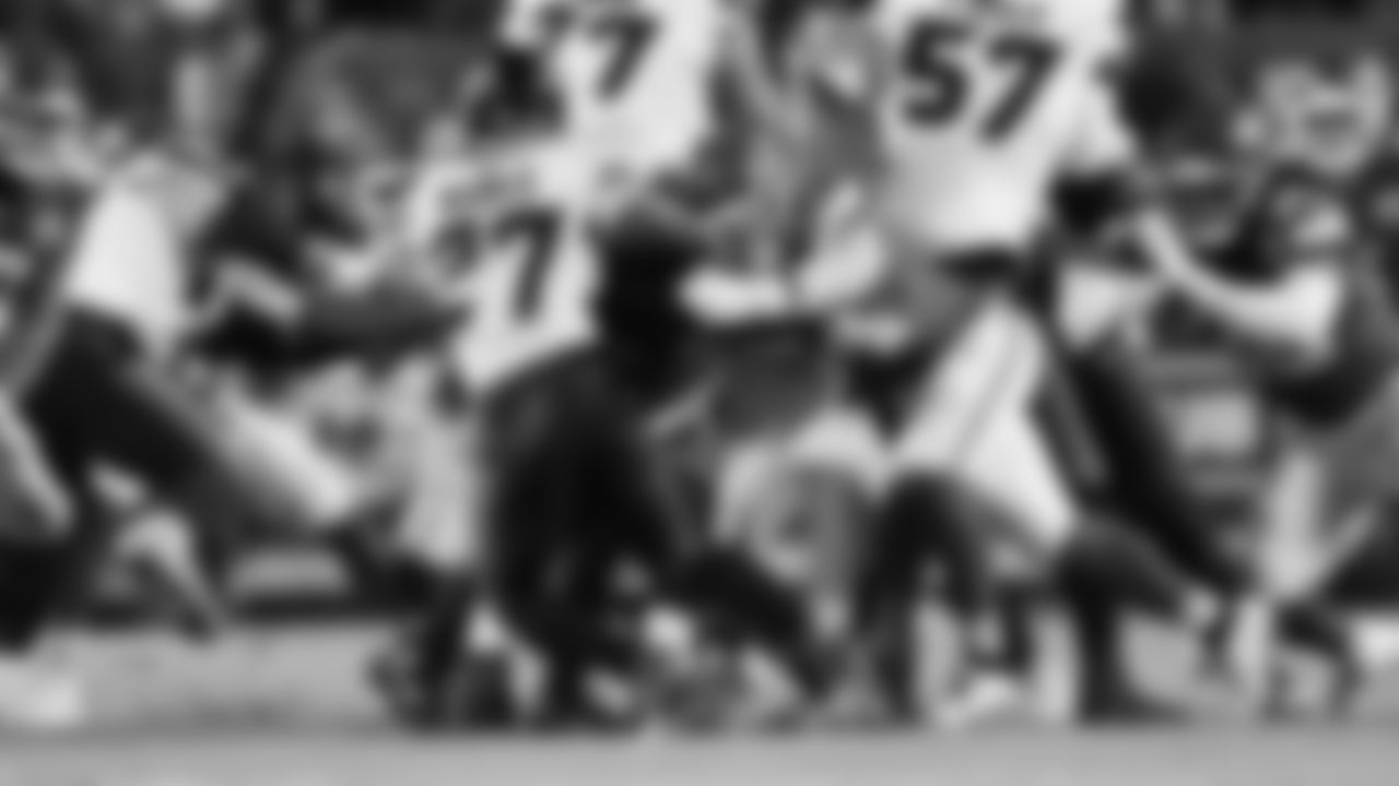 Kansas City Chiefs linebacker Leo Chenal (54) making a tackle during an NFL week 14 matchup against the Houston Texans, Sunday December 7, 2025.