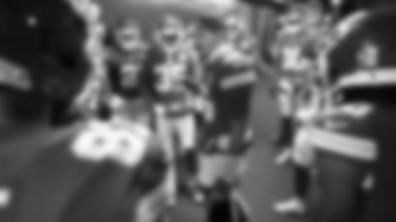 Kansas City Chiefs quarterback Patrick Mahomes (15) talks with the team prior to an NFL week 15 matchup against the Los Angeles Chargers, Sunday December 14, 2025.