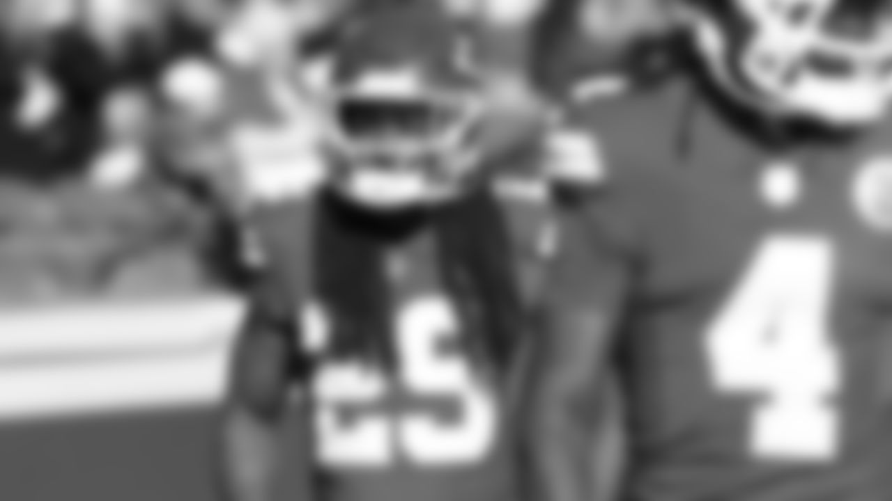 Kansas City Chiefs running back Kareem Hunt (29) looks on prior to an NFL week 15 matchup against the Los Angeles Chargers, Sunday December 14, 2025.