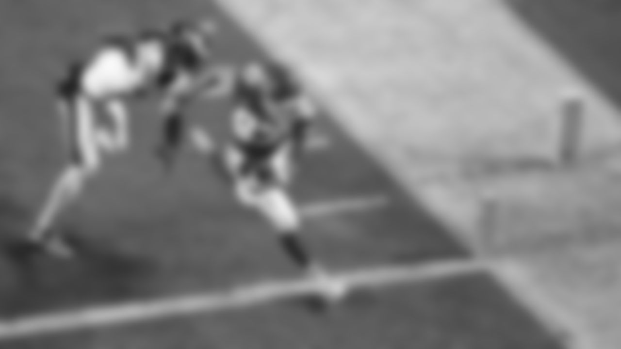 Kansas City Chiefs tight end Travis Kelce (87) scores a touchdown during the week 11 NFL football game against the Philadelphia Eagles, November 20, 2023 in Kansas City.