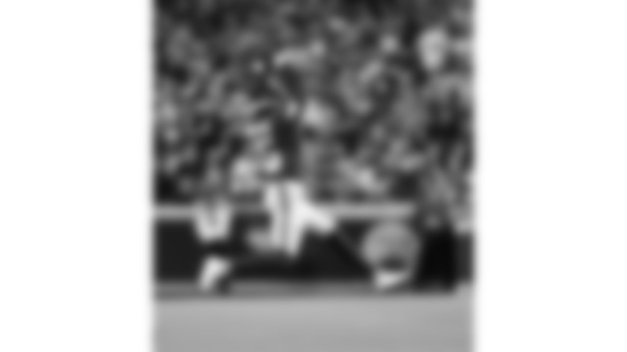 Kansas City Chiefs wide receiver Hollywood Brown (5) catches the ball during the week 6 NFL football game against the Detroit Lions, Sunday, October 12, 2025 in Kansas City, MO.