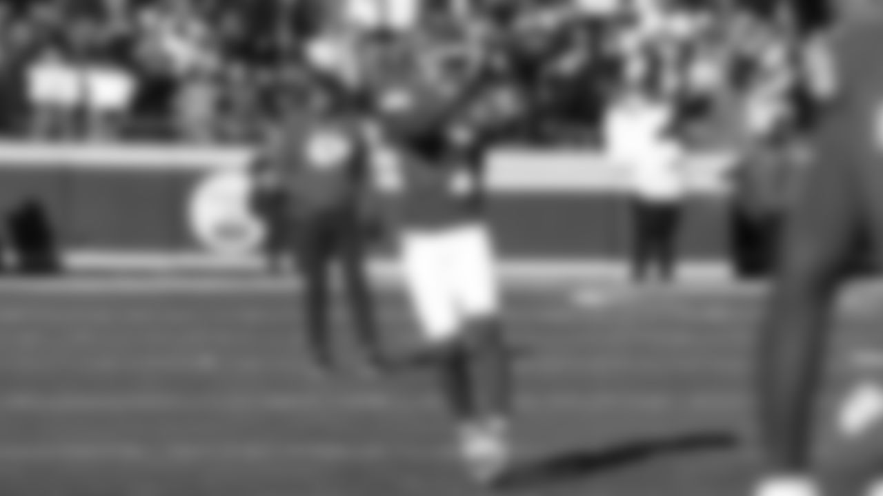 Kansas City Chiefs wide receiver Rashee Rice (4) makes a catch prior to an NFL week 15 matchup against the Los Angeles Chargers, Sunday December 14, 2025.