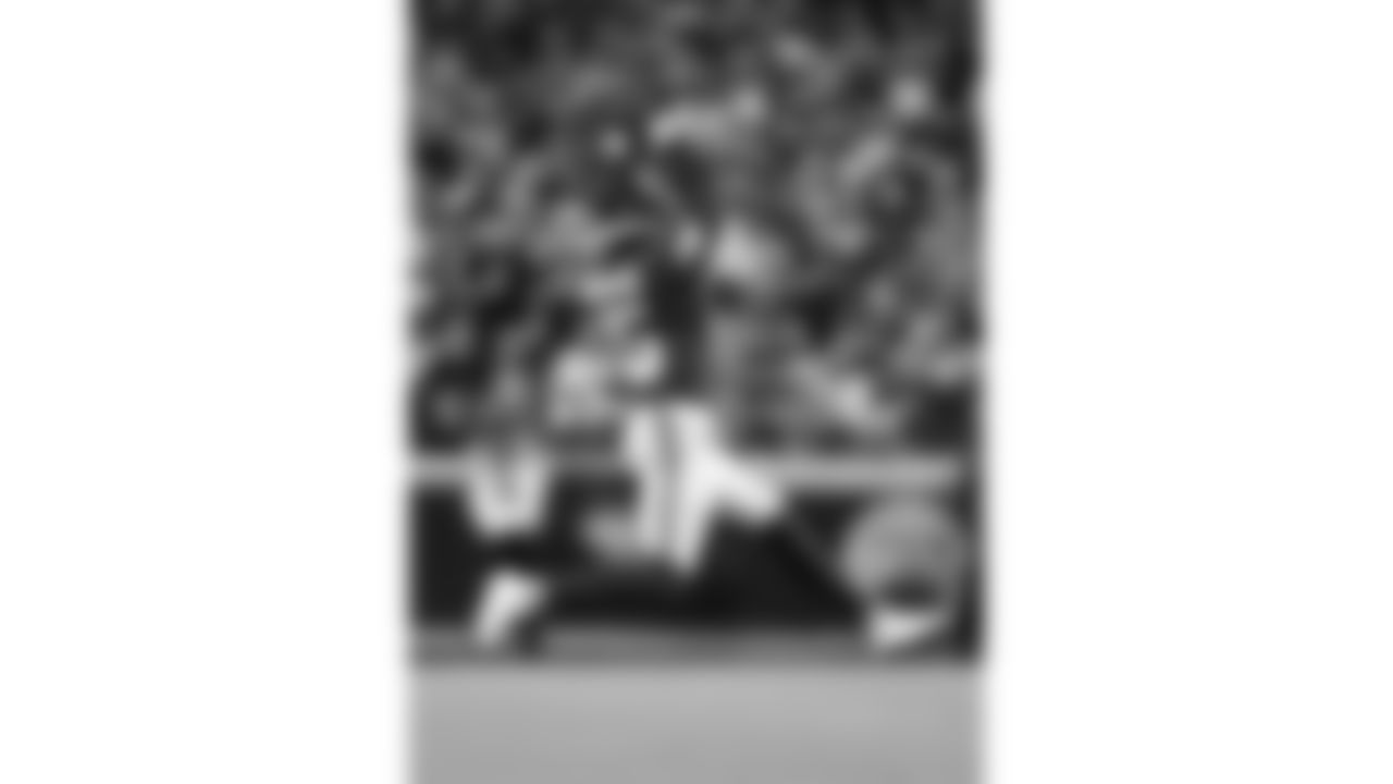 Kansas City Chiefs wide receiver Hollywood Brown (5) catches the ball during the week 6 NFL football game against the Detroit Lions, Sunday, October 12, 2025 in Kansas City, MO.