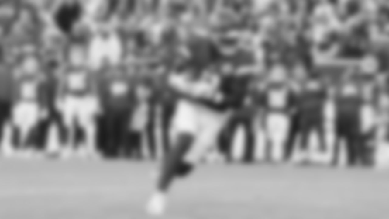 Kansas City Chiefs wide receiver JuJu Smith-Schuster (9) runs the ball during a week 12 NFL Football game against the Indianapolis Colts on Sunday, November 23, 2025 in Kansas City, MO