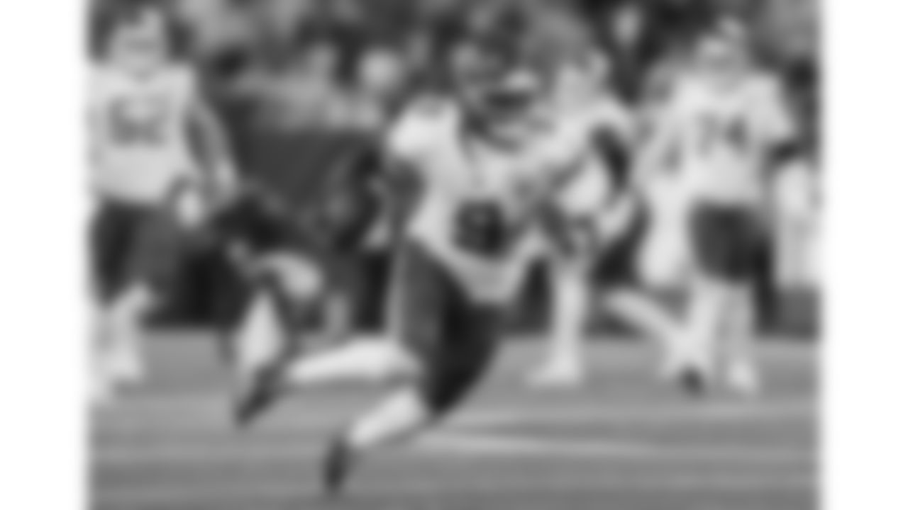 Kansas City Chiefs wide receiver JuJu Smith-Schuster (9) runs with the ball during the week 3 NFL football game against the New York Giants, Sunday, September 21, 2025 in East Rutherford, NJ.