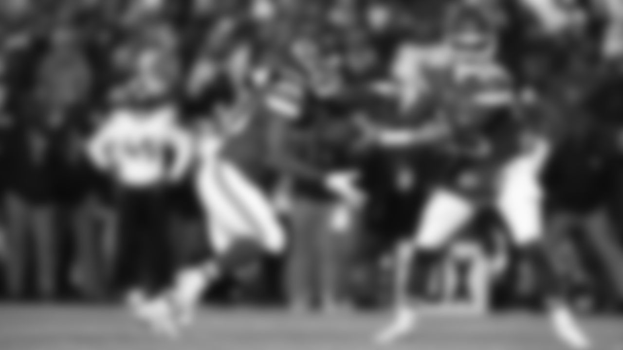 Quarterback Patrick Mahomes (15) handoff to Kansas City Chiefs running back Kareem Hunt (29) during an NFL week 14 matchup against the Houston Texans, Sunday December 7, 2025.