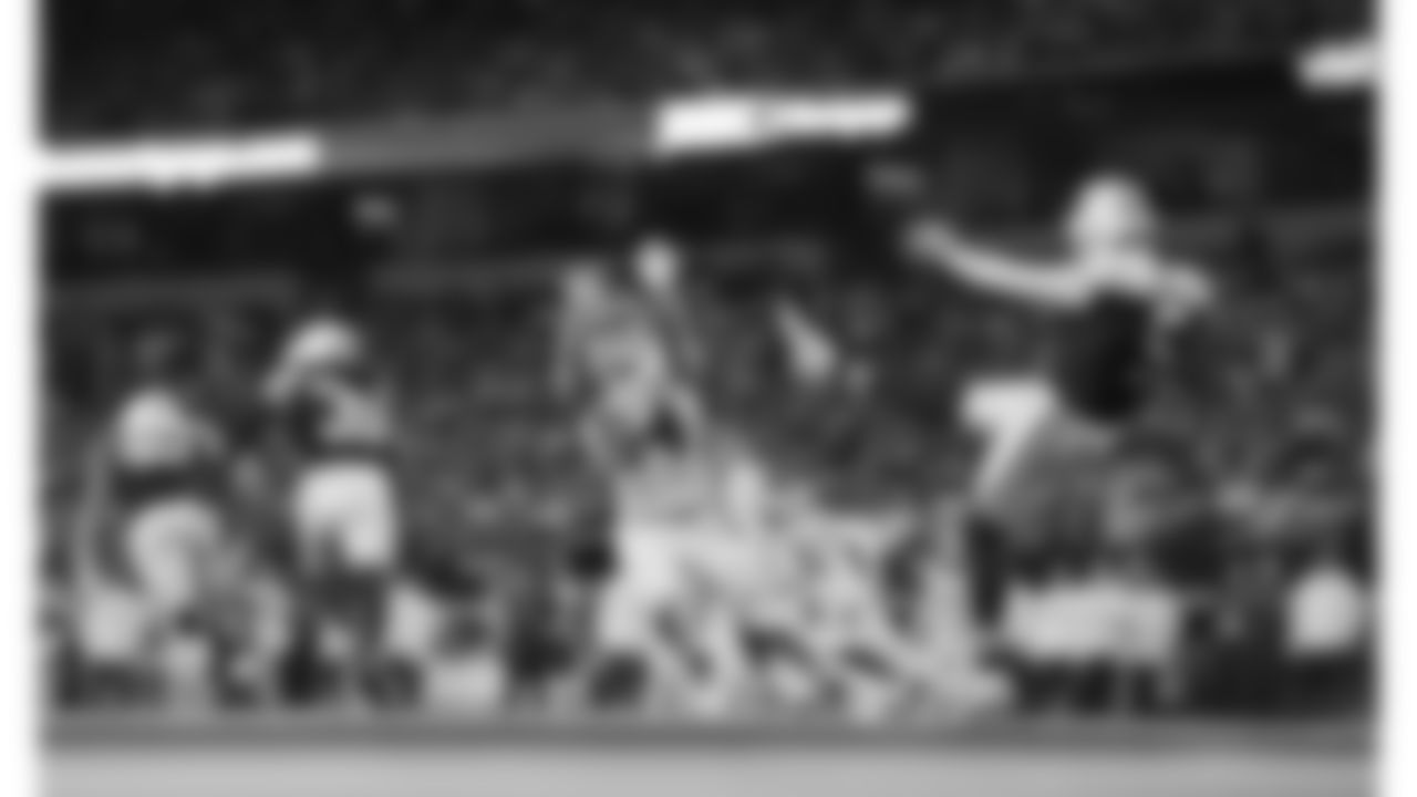 Kansas City Chiefs linebacker Leo Chenal (54) attempts to block a punt during a week 13 NFL Football game against the Dallas Cowboys on Thursday, November 27, 2025 in Dallas, Texas.