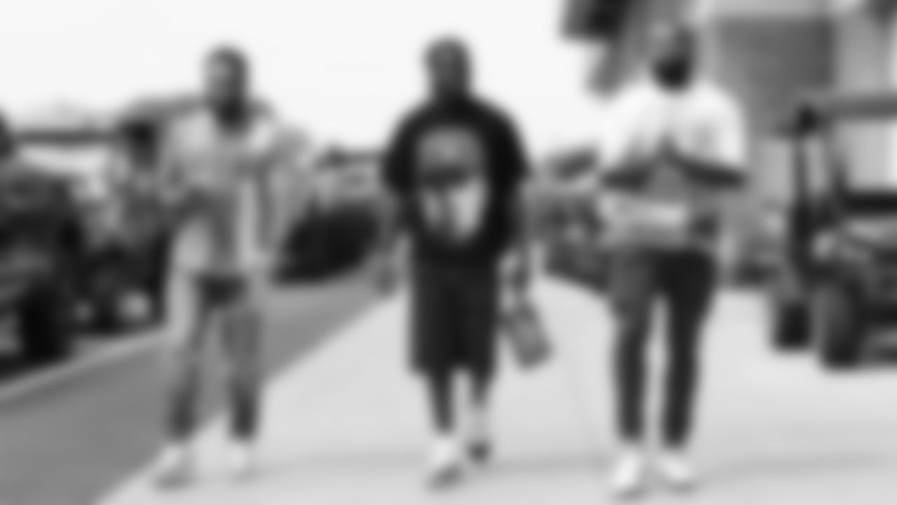 Kansas City Chiefs running back Elijah Mitchell (25), Kendrick Lamar and Kansas City Chiefs corner back Melvin Smith (39) and wide receiver Jimmy Holiday (82) arrives prior to a week 2 NFL Football game against the Philadelphia Eagles Sunday September 14, 2025.