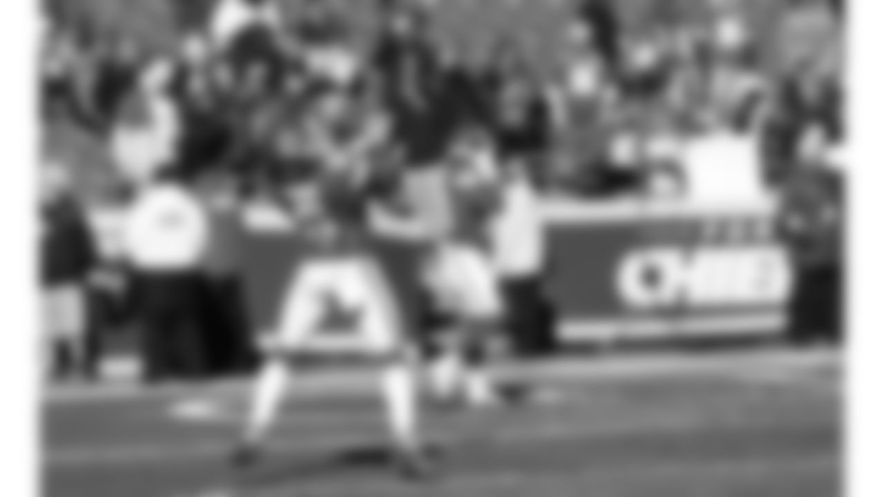 Kansas City Chiefs safety Bryan Cook (6) makes a catch prior to an NFL week 15 matchup against the Los Angeles Chargers, Sunday December 14, 2025.