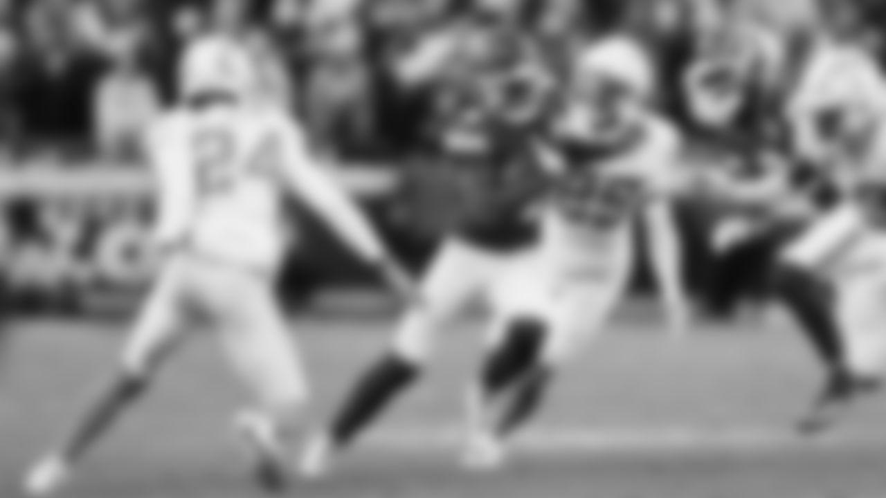 Kansas City Chiefs wide receiver Rashee Rice (4) runs the ball during an NFL week 15 matchup against the Los Angeles Chargers, Sunday December 14, 2025.