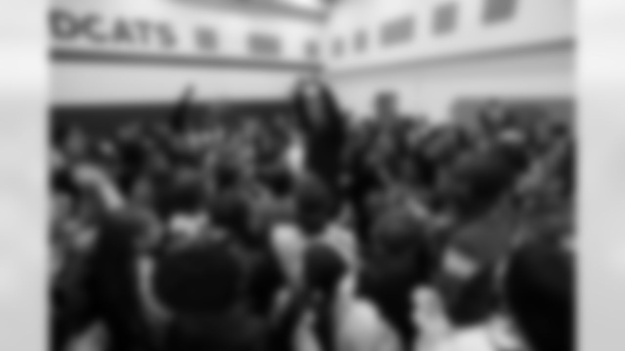 Colts linebacker Zaire Franklin huddles up with students during a GENYOUth clinic on Tuesday, Feb. 24, 2026, at Fall Creek Valley Middle School in Indianapolis. (Jerod Ringwald/AP Content Services for the NFL)