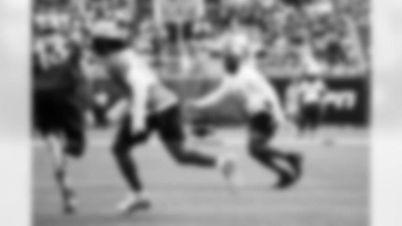 LB Zaire Franklin #44