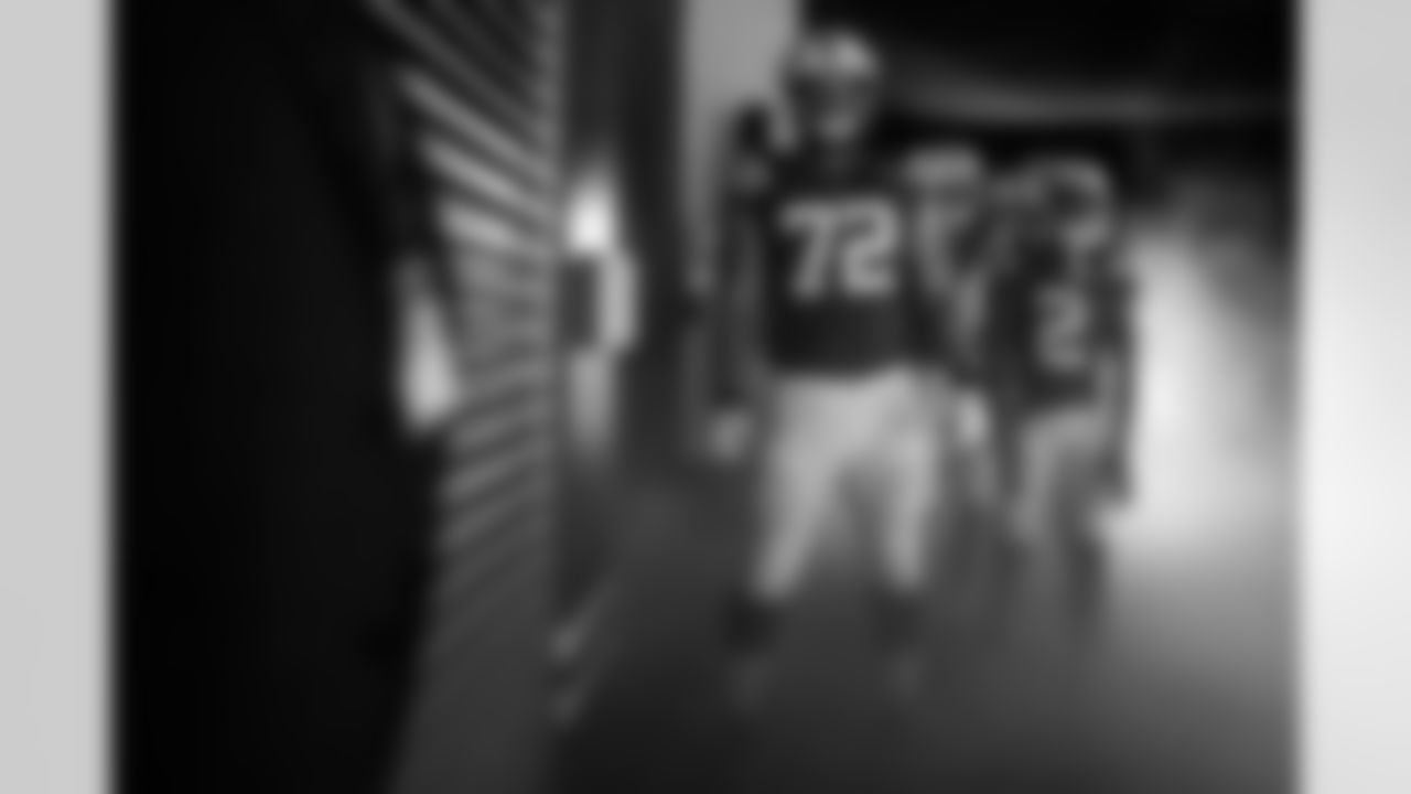 T Braden Smith #72 and WR Josh Downs #2