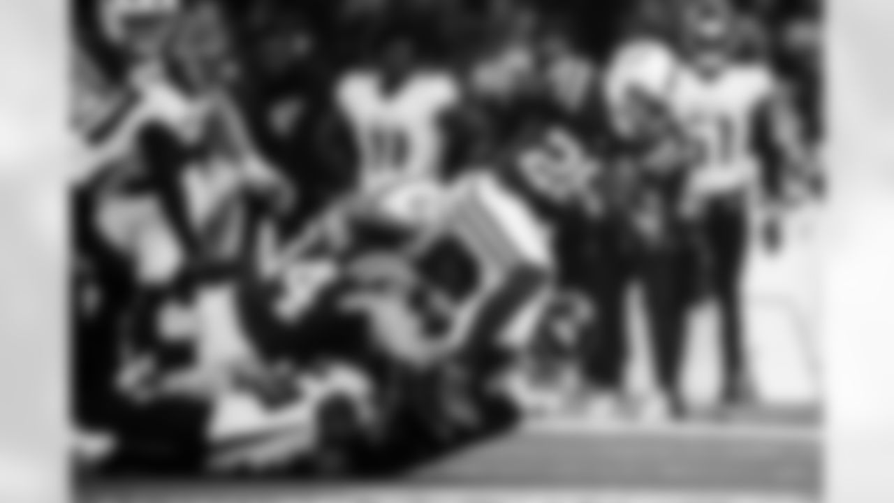 TE Tyler Warren #84 and RB Jonathan Taylor #28