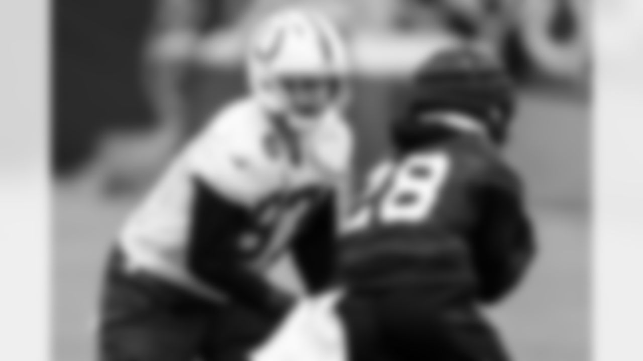 DE Laiatu Latu #97 and RB Jonathan Taylor #28