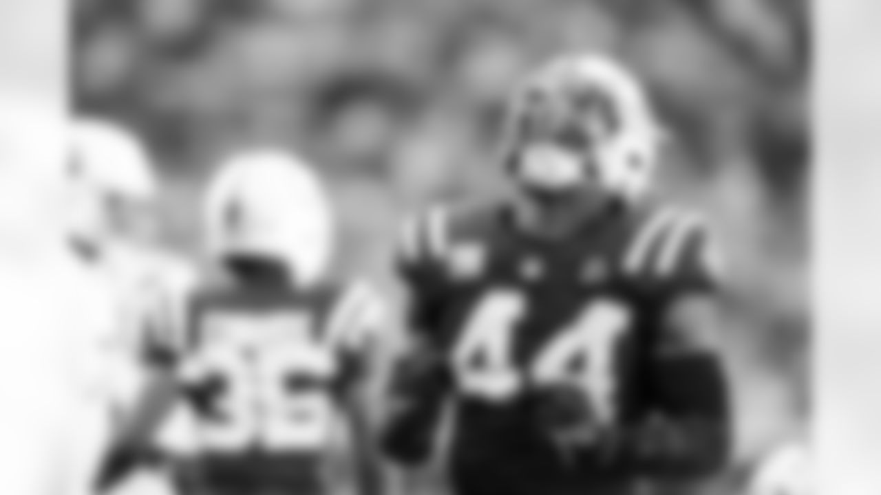 LB Zaire Franklin #44
