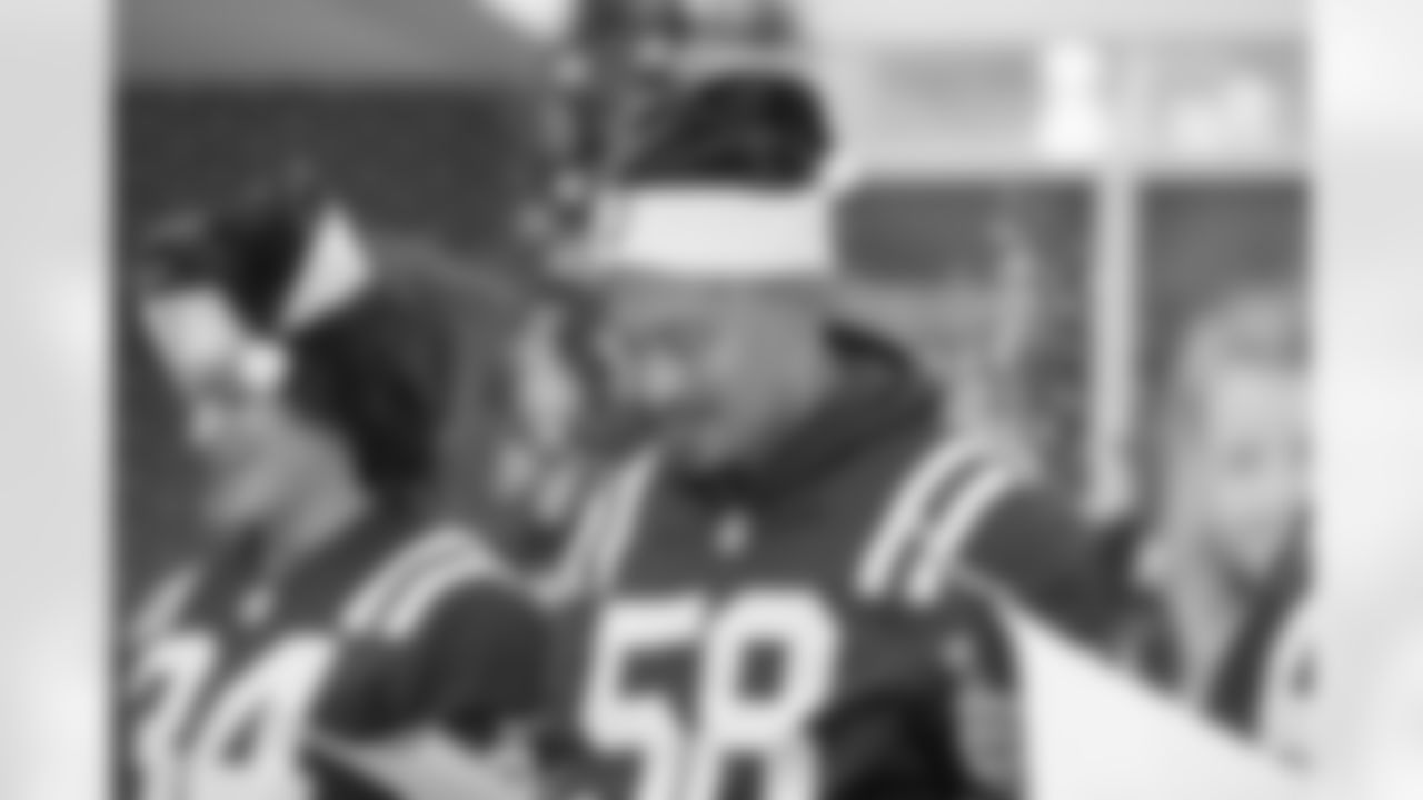 58 DE Derek Rivers