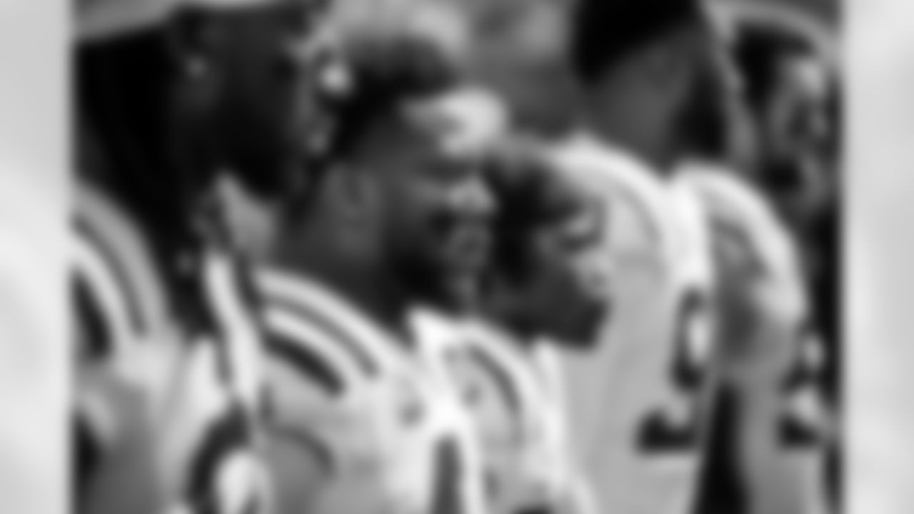 LB Zaire Franklin #44