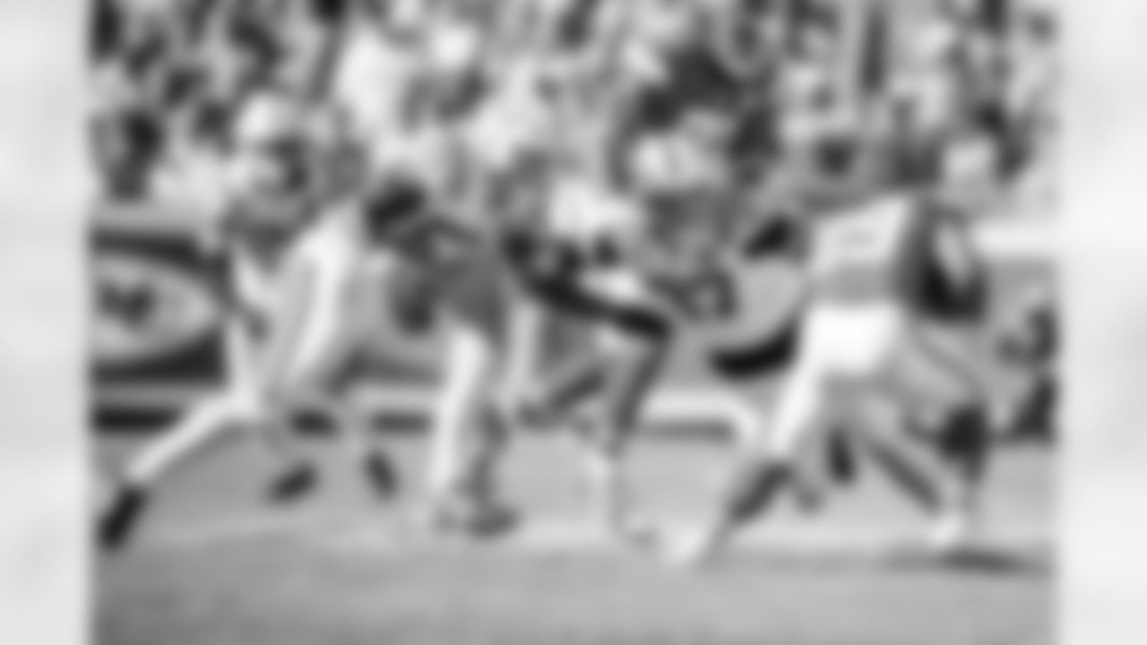 LB Germaine Pratt #53 and DE Laiatu Latu #97