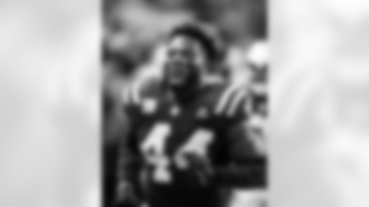 LB Zaire Franklin #44