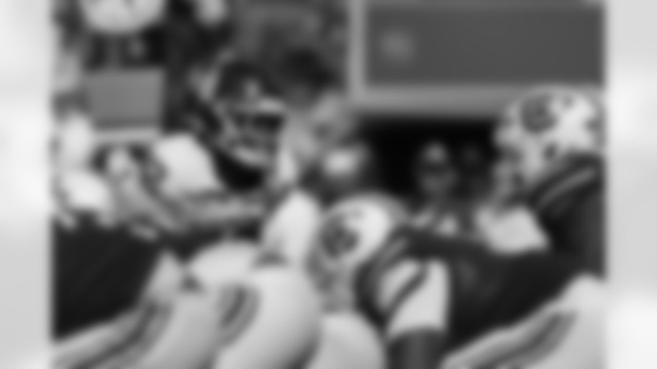 Oklahoma defensive lineman R Mason Thomas (32) watches the backfield during the second half against South Carolina in an NCAA college football game, Saturday, Oct. 18, 2025, in Columbia, S.C. (AP Photo/Scott Kinser)