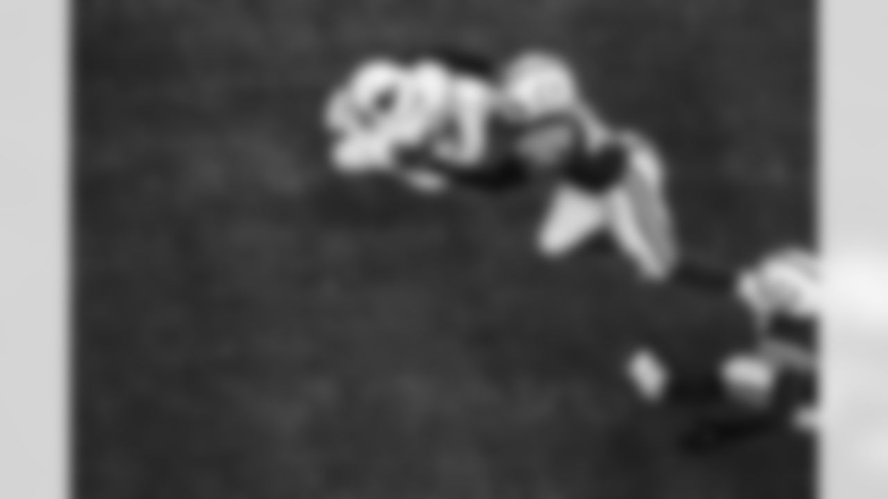 LB Zaire Franklin #44