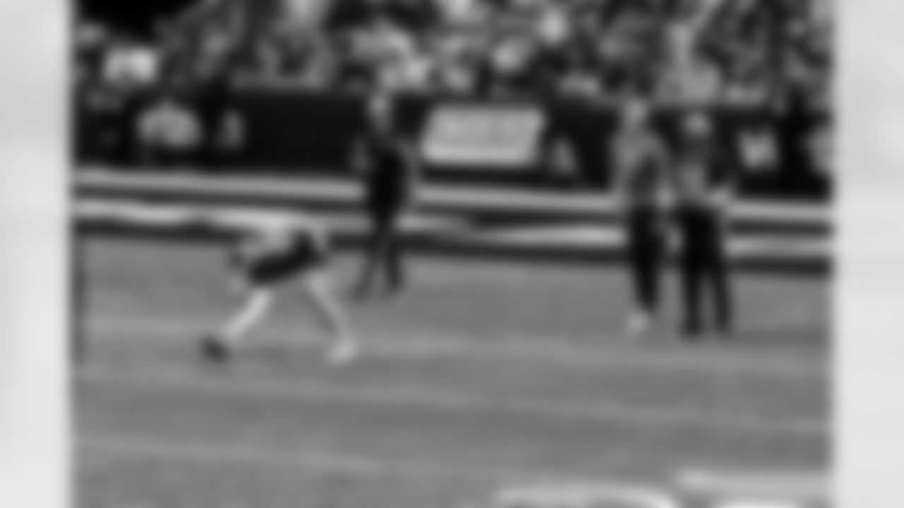 TE Tyler Warren #84 and RB Jonathan Taylor #28