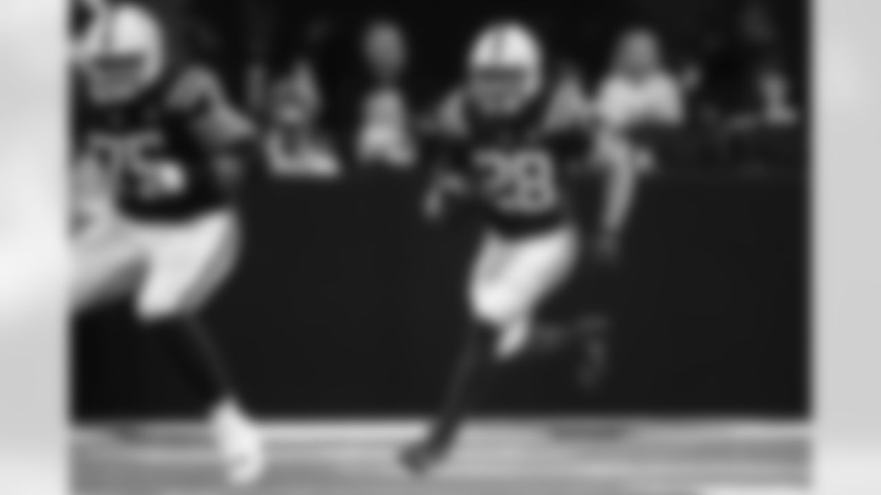 T Jalen Travis #75 and RB Jonathan Taylor #28