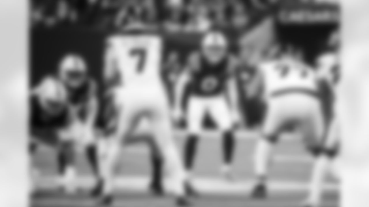 LB Zaire Franklin #44 and S Camryn Bynum #0