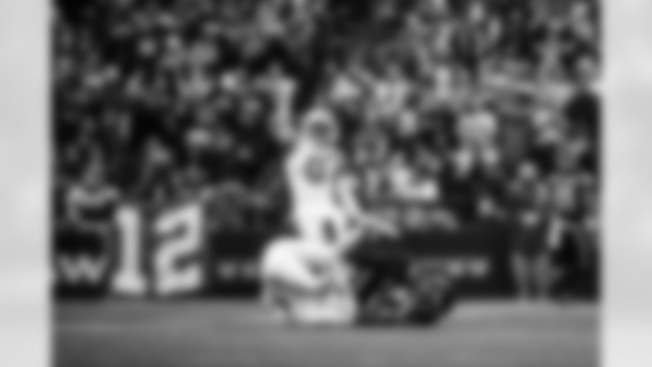 S Camryn Bynum #0 and LB Zaire Franklin #44