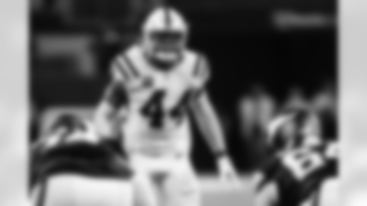LB Zaire Franklin #44