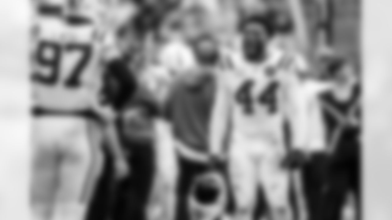 LB Zaire Franklin #44