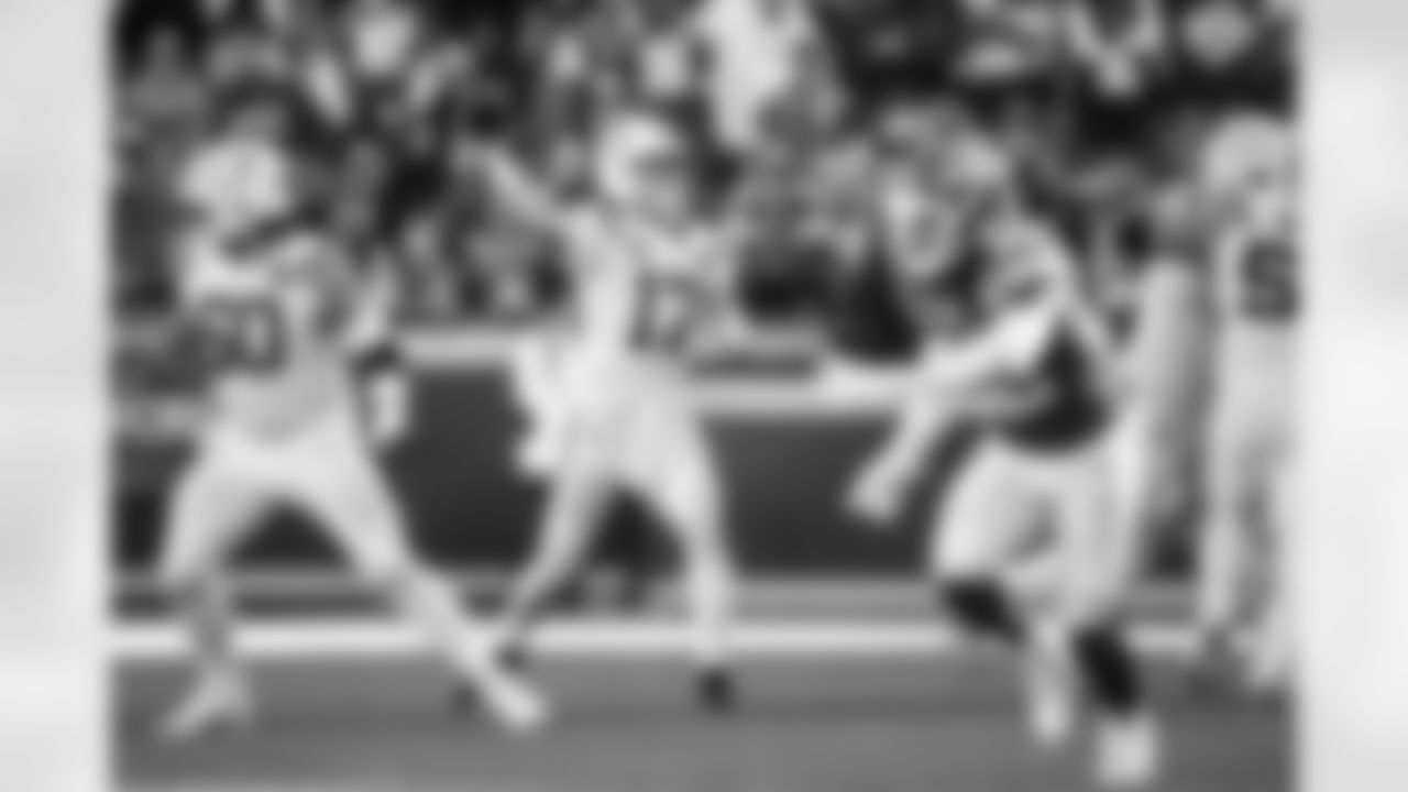 C Tanor Bortolini #60 and QB Daniel Jones #17