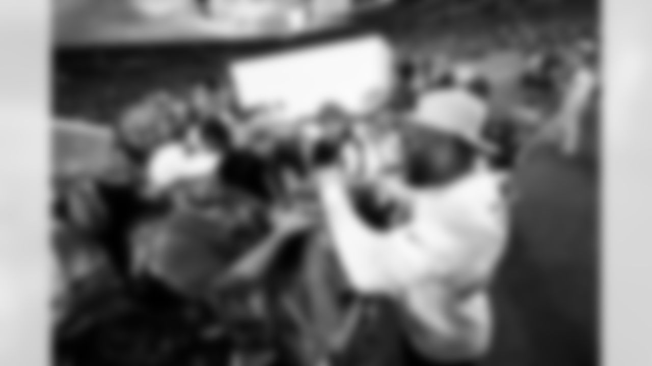 LB Zaire Franklin #44