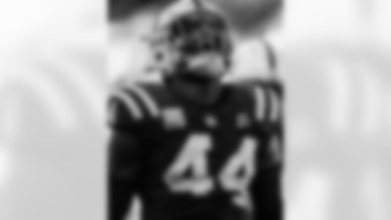LB Zaire Franklin #44
