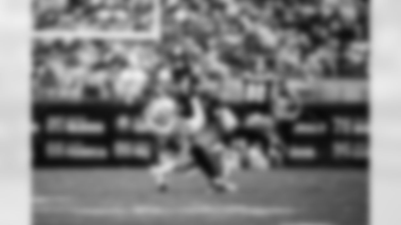 LB Zaire Franklin #44