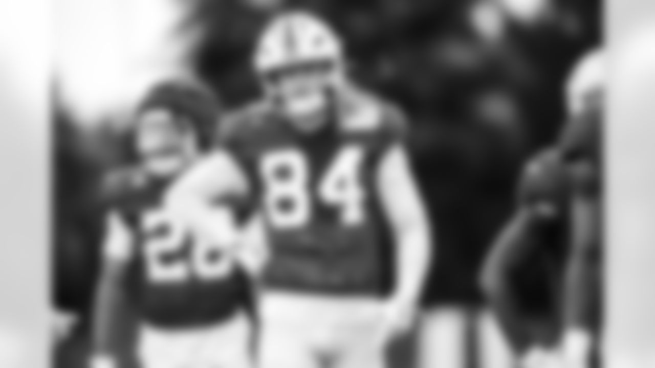 RB Jonathan Taylor #28 and TE Tyler Warren #84
