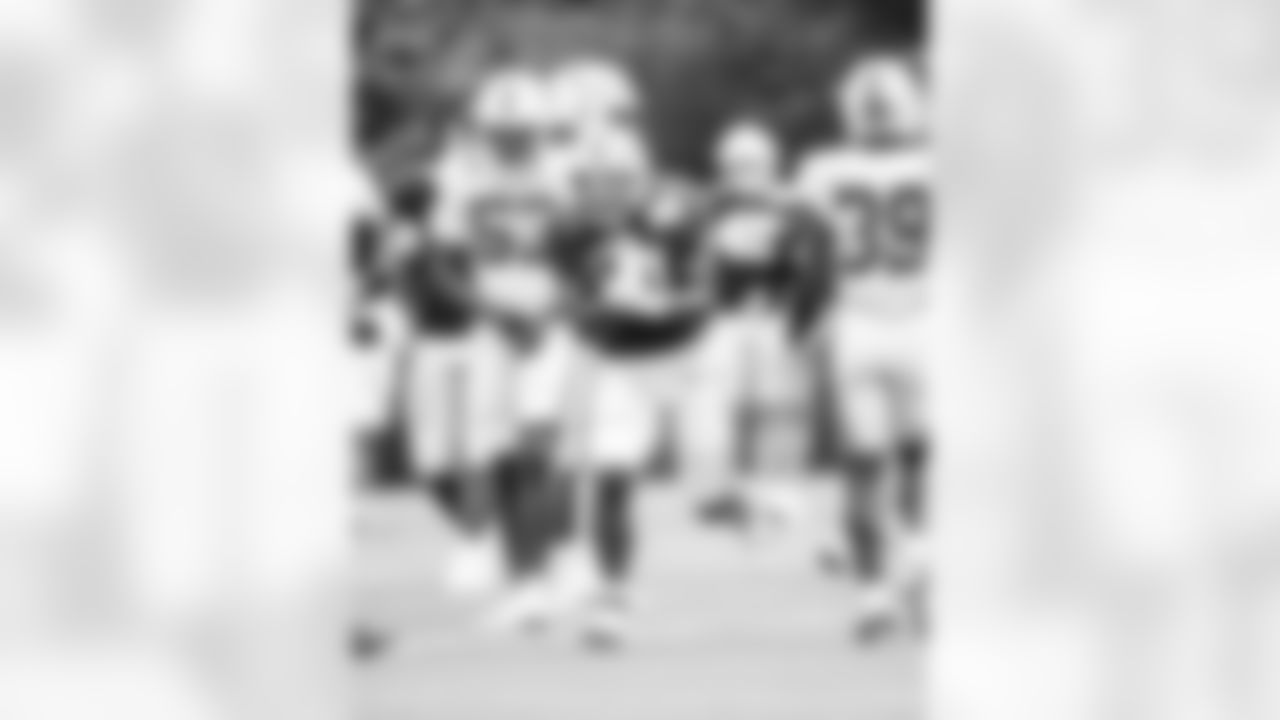 LB Solomon DeShields #53 and RB DJ Giddens #21